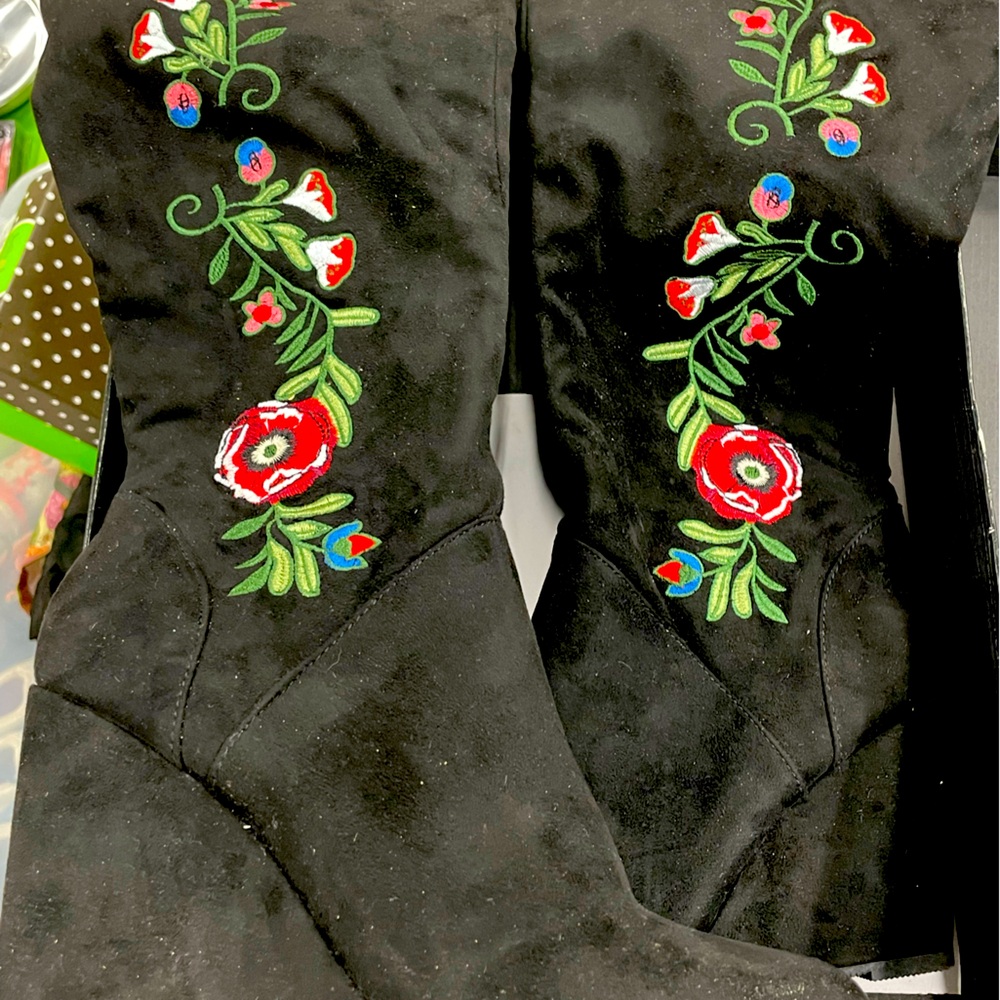 SM New York - suede embroidered wedge heel